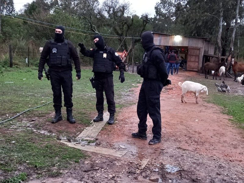 Durante as buscas foram apreendidos vários objetos pelos policiais. Foto: Divulgação