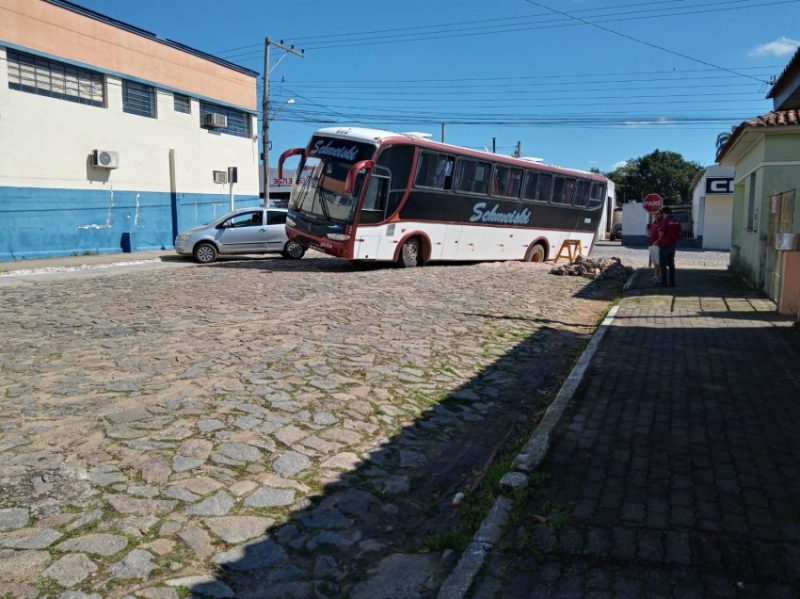 Ninguém ficou ferido, mas houve danos materiais no coletivo. Imagens: Gil Martins/Acústica FM