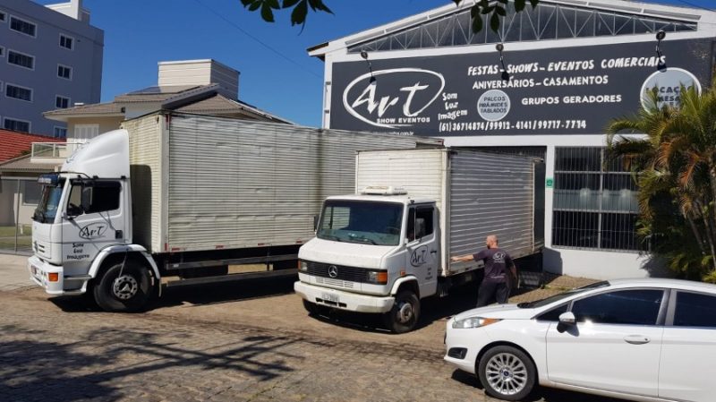 Caminhões da empresa de sonorização se preparando para retomada dos eventos.