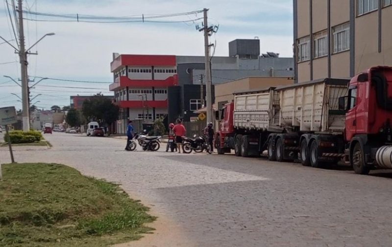 Duas motos Honda Titan se envolveram no acidente na Loureiro da Silva. Fotos: Reprodução