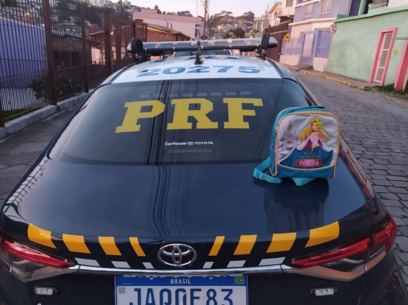 Carro da PRF com mochila da criança - Foto: PRF