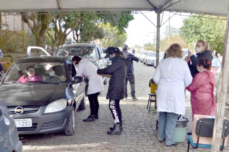 Vacinação ocorre nos modelos drive-thru e a pé na cidade. Foto: Divulgação