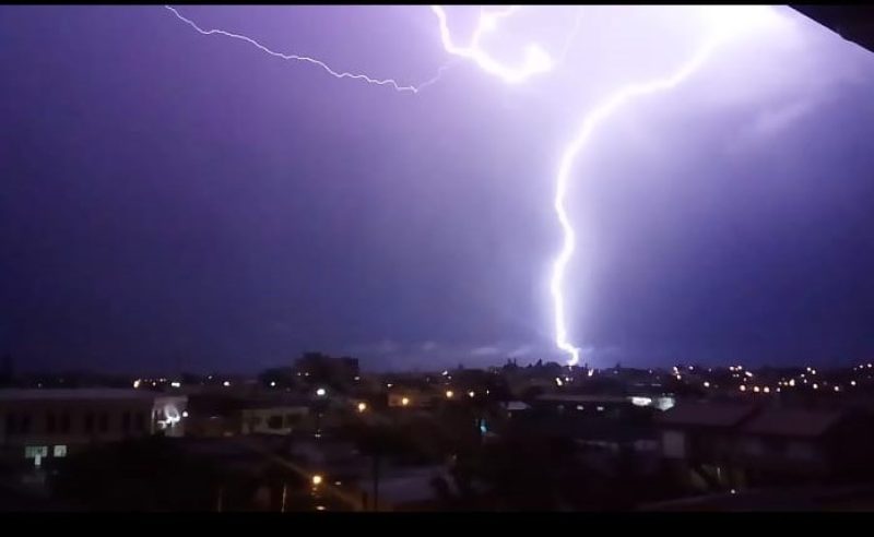 A imagem mostra um dos raios que caíram em outubro de 2019 em Camaquã. Foto: Valério Weege/Acústica FM