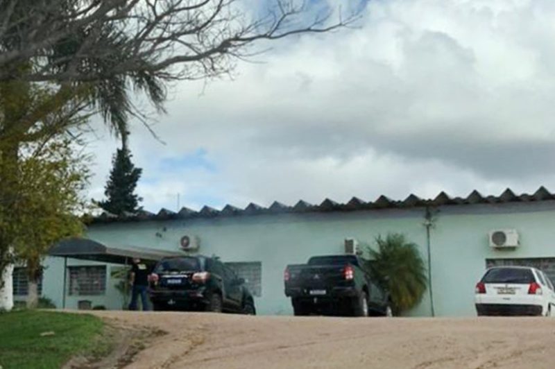 Viaturas da Polícia Federal em frente a prefeitura de Cerro Grande do Sul - Foto: Ouvintes/Divulgação