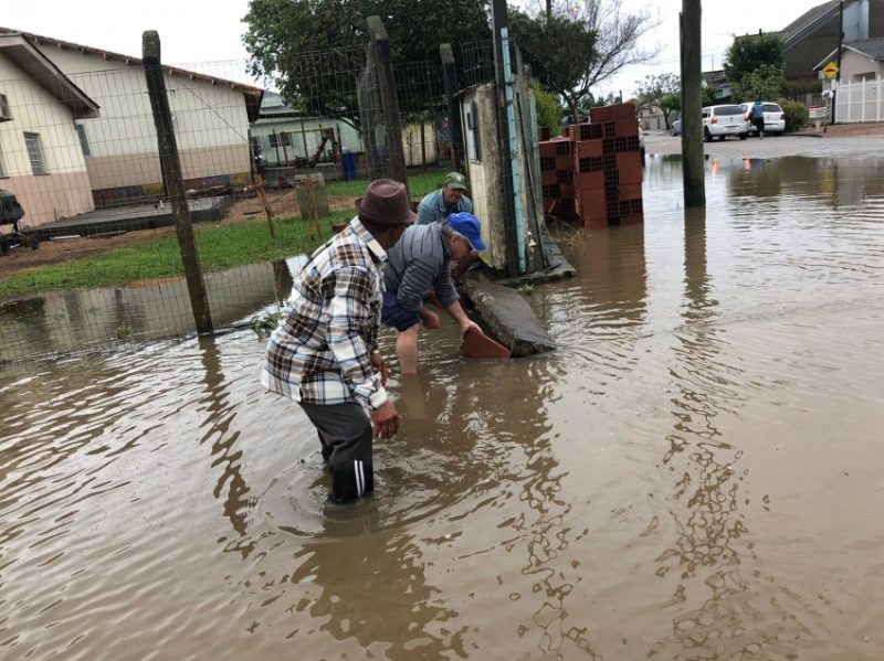 Moradores se mobilizaram com os alagamentos desta semana. Foto: Valério Weege/Acústica FM