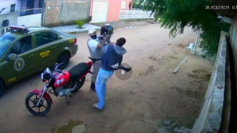 Imagens mostram ação violenta contra o motociclista durante abordagem