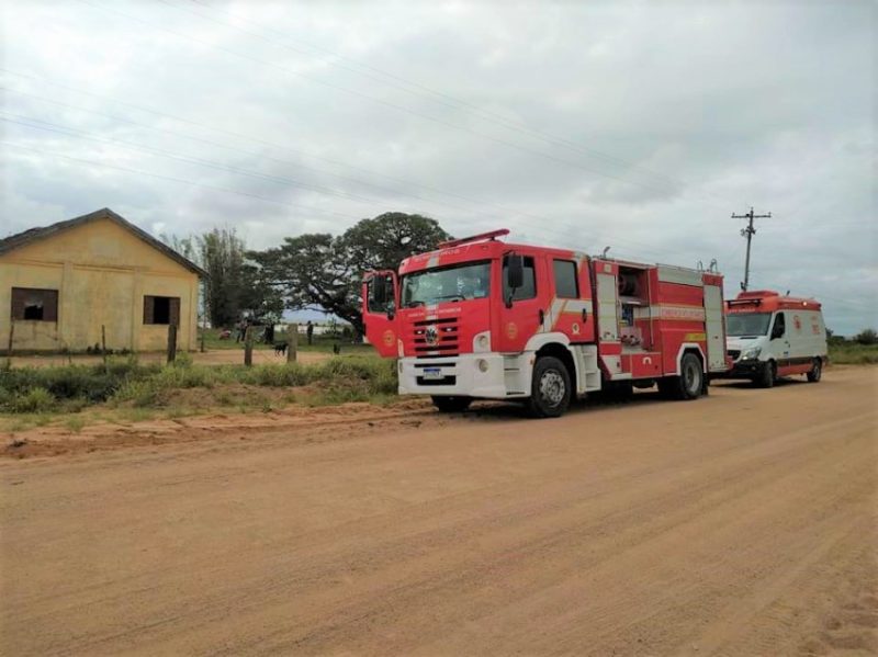 Os moradores do imóvel acionaram os profissionais, para auxiliar a conter as chamas. Fotos: Divulgação