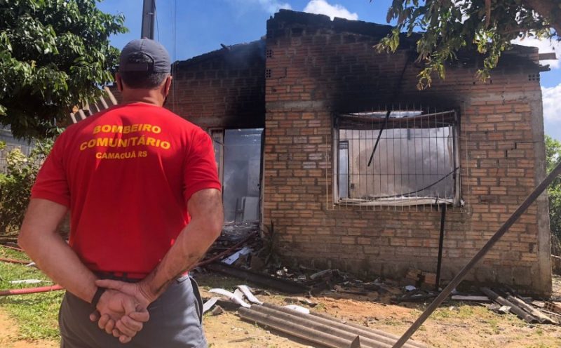 Bombeiros atenderam a ocorrência na manhã desta terça-feira (19). Fotos: Valério Weege/Acústica FM