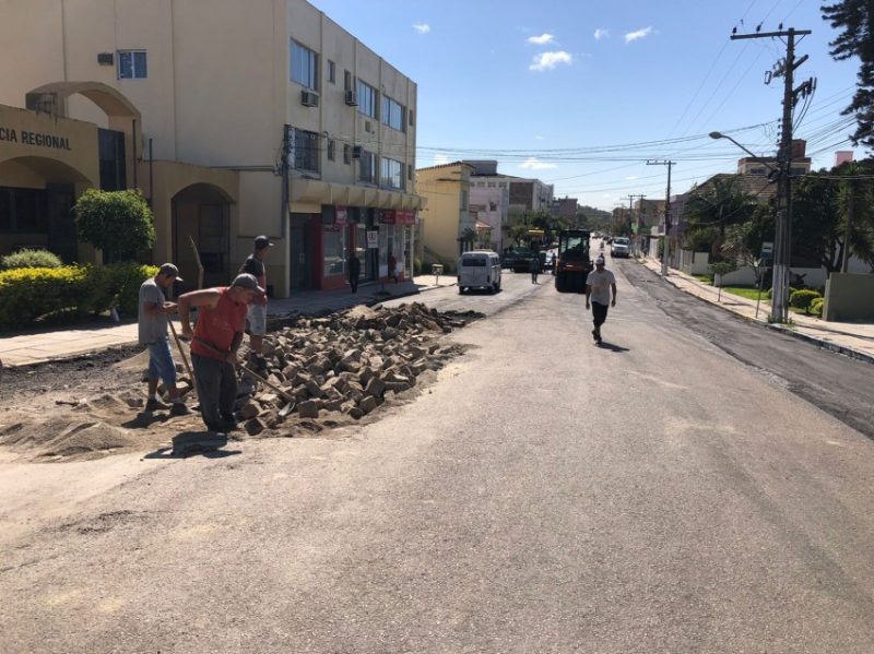 Obras na quadra entre Sete de Setembro e Presidente Vargas ocorrem nesta quinta. Imagens: Valério Weege/Acústica FM