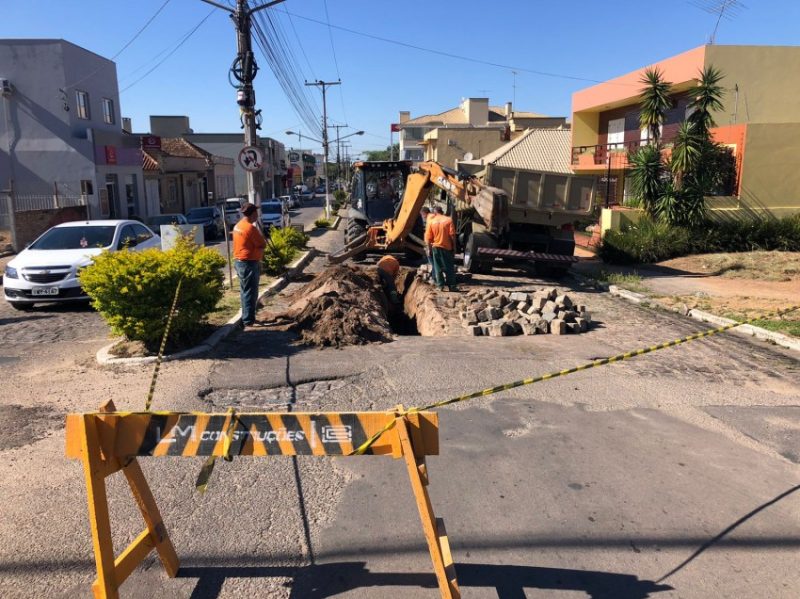 A obra tem o objetivo da retirada dos canos já deteriorados existentes no local. Imagens: Valério Weege/Acústica FM