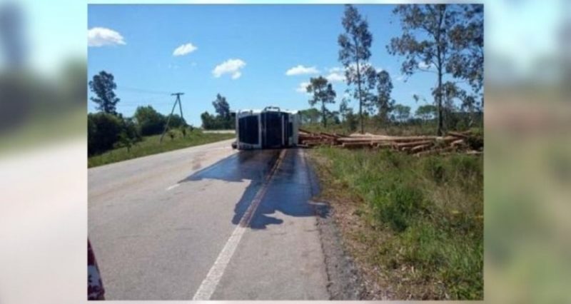 Trânsito ficou bloqueado em local do acidente. Foto: Ouvinte/Acústica FM