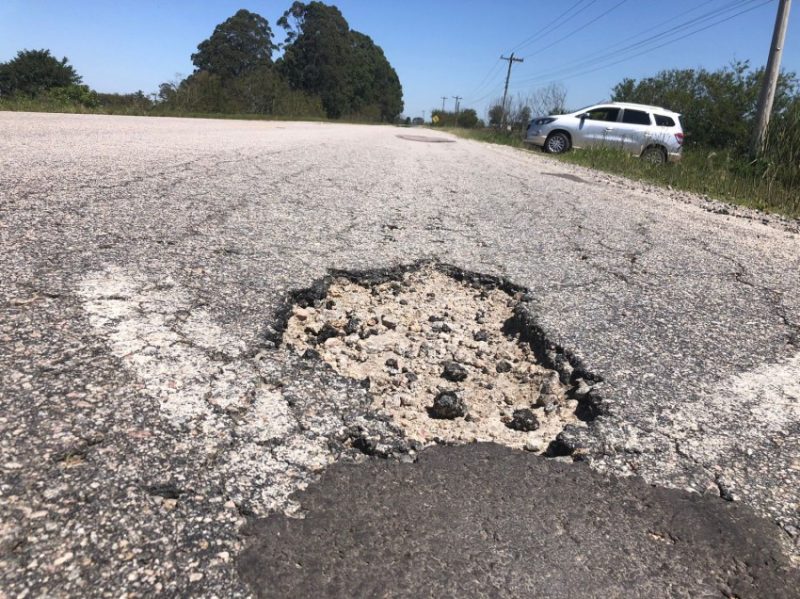 Motoristas relatam prejuízos em seus veículos ao passar pelo local. Imagens: Valério Weege/Acústica FM