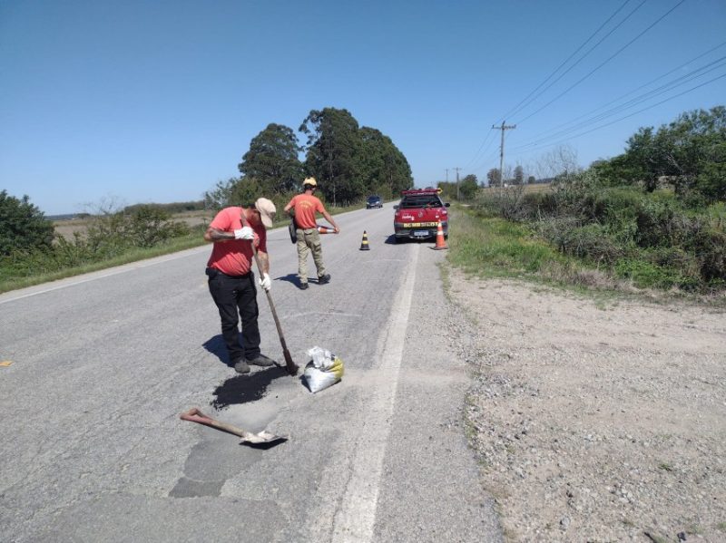 Trabalhos são executados em trecho de Arambaré da rodovia. Fotos: Divulgação