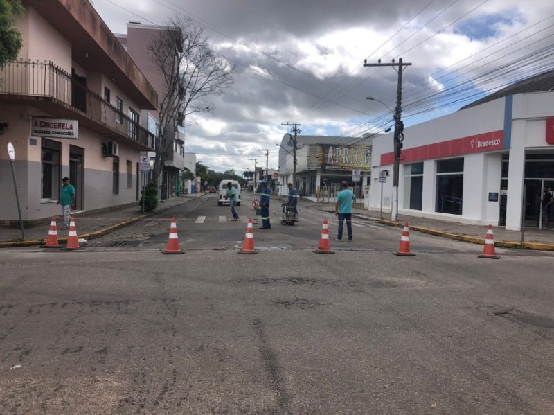 Interrupção ocorre para realização de trabalho no asfalto. Imagens: Valério Weege/Acústica FM