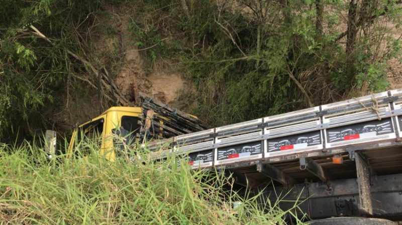 Dois guinchos foram até o local e providenciaram a retirada do veículo de carga. Foto: Ouvinte/ACústica FM