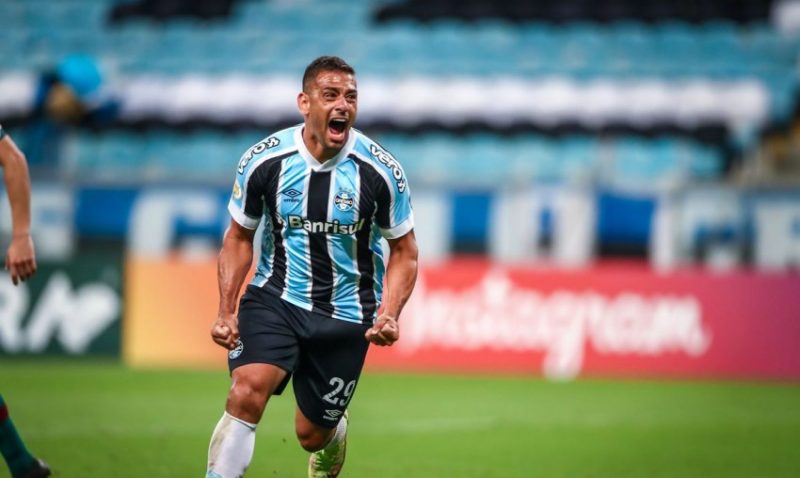 Diego Souza cabeceou bonito para superar o goleiro Marcos Felipe. Foto: Lucas Uebel/Grêmio