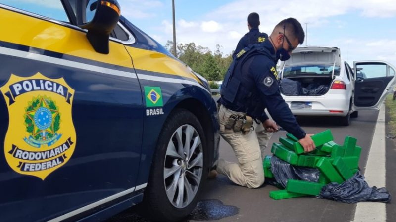 O carro estava completamente carregado de maconha. Foto: Divulgação