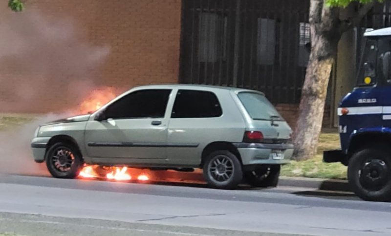 O automóvel ficou completamente destruído. Foto: Reprodução/Twitter