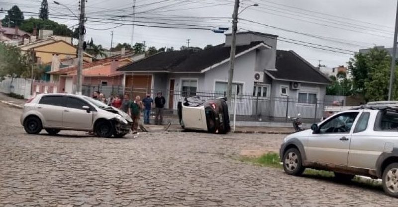 A colisão ocorreu na rua Zeca Netto, no bairro Siá Juliana. Foto: Emerson Borges/Acústica FM