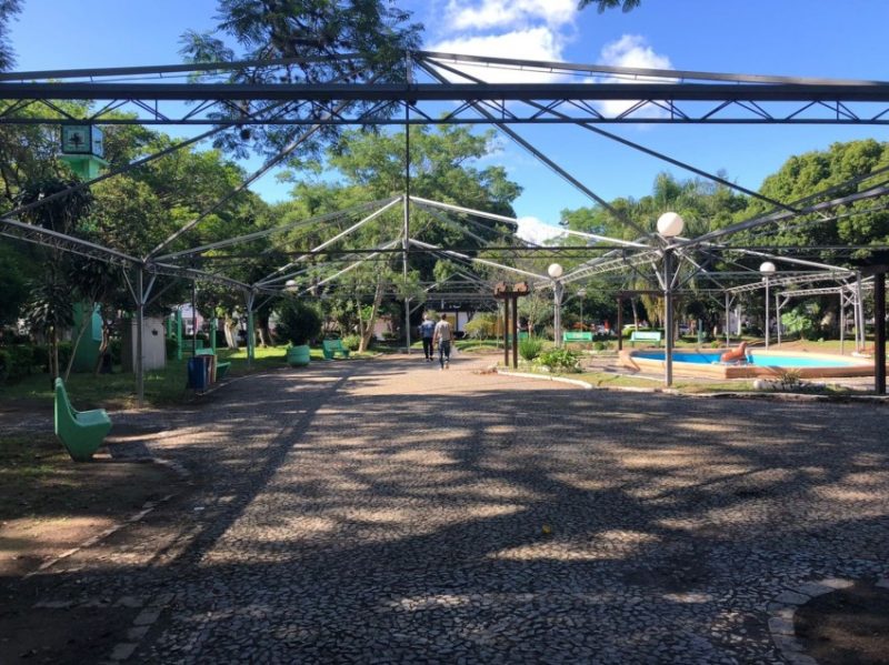 Montagem das estruturas teve início nesta quinta-feira (18). Imagens: Valério Weege/Acústica FM