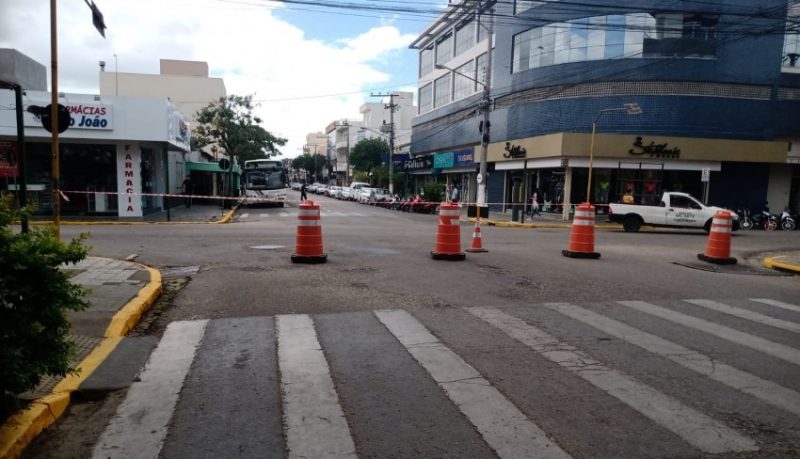 O local está bem sinalizado com cones, faixas e cavaletes. Fotos: Divulgação