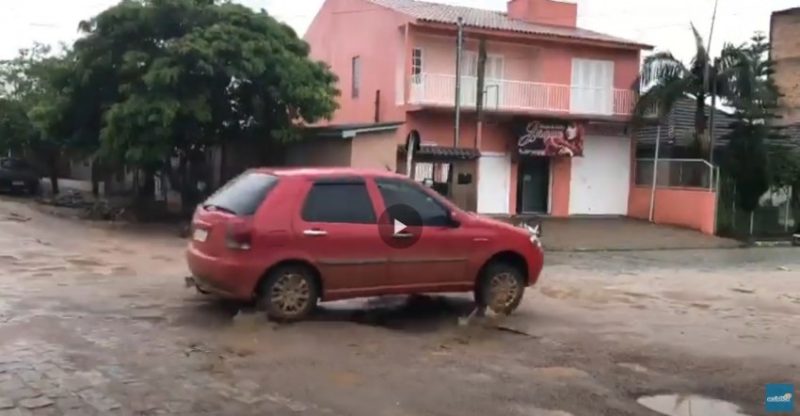 Fiat Palio de cor vermelha, teve danos materiais na parte dianteira, após colidir contra um buraco. Imagens: Valério Weege/Acústica FM