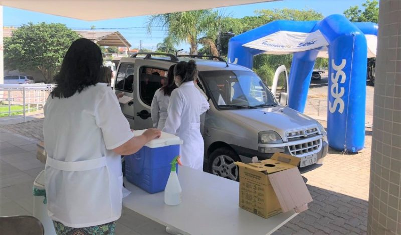 O destaque é o retorno do sistema drive thru de imunização na cidade. Imagens: Valério Weege/Acústica FM