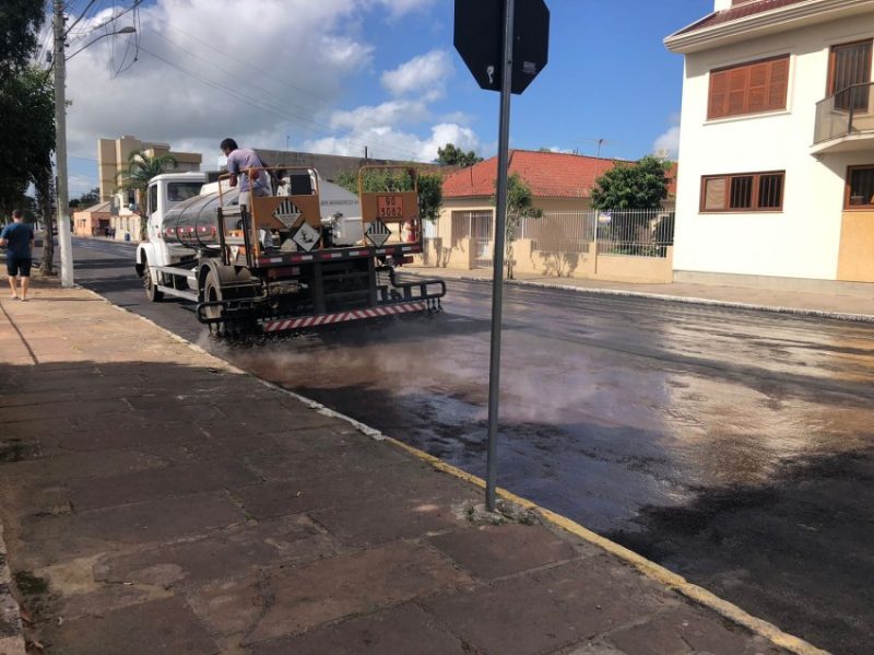 Por conta dos trabalhos, a rua está com o trânsito interrompido. Imagens: Valério Weege/Acústica FM