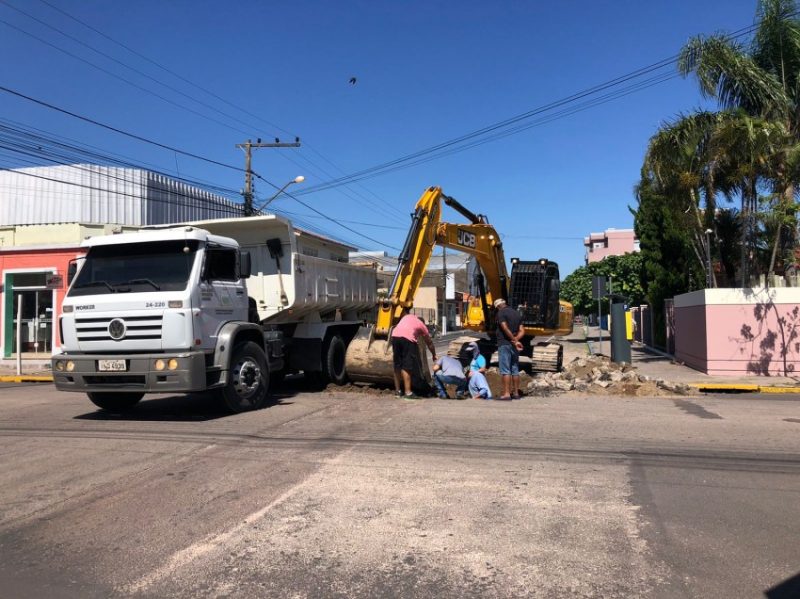 Obras também alteram o trânsito no perímetro central. Imagens: Valério Weege/Acústica FM