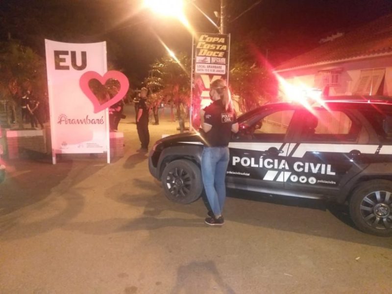 Com a mulher presa, os agentes apreenderam drogas, celulares e dinheiro. Foto: Divulgação/Polícia Civil