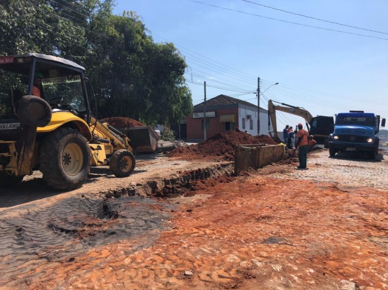 Motoristas devem estar atentos para os bloqueios do trânsito. Imagens: Valério Weege/Acústica FM