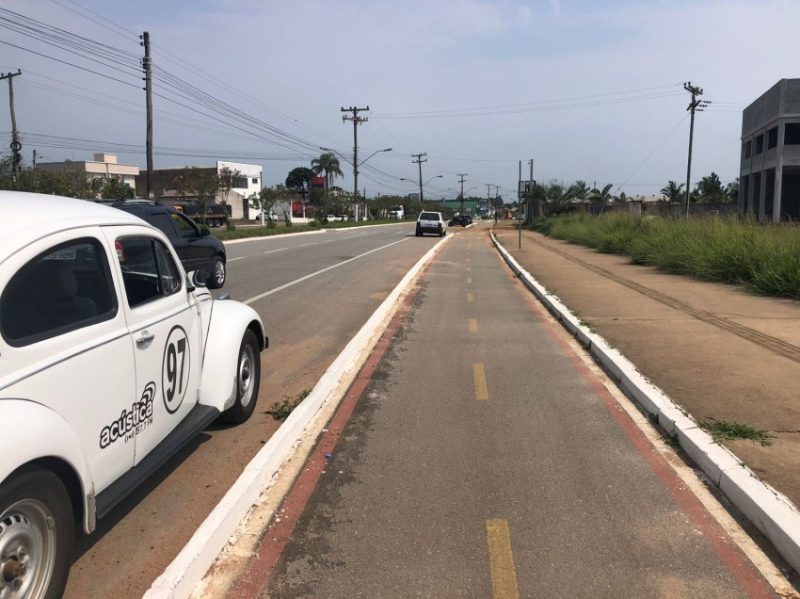 Diariamente são encontrados materiais descartados irregularmente na ciclovia. Foto: Valério Weege/Acústica FM