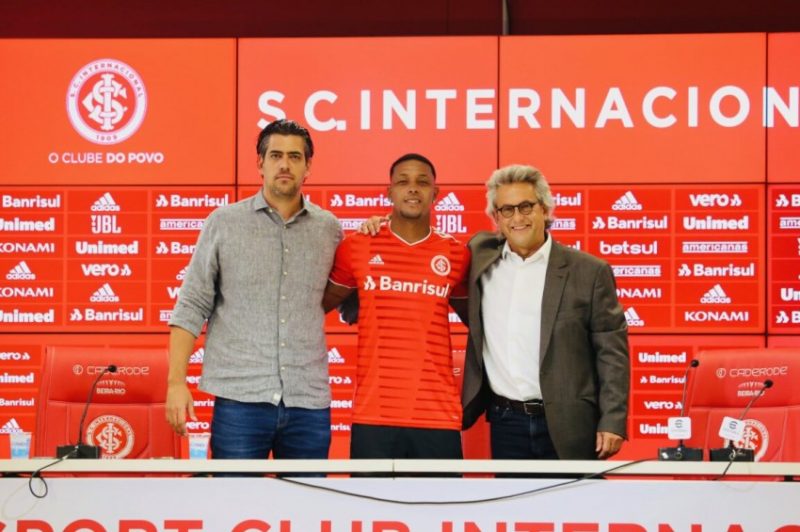 Jogador foi apresentado oficialmente nesta quinta. Foto: Ricardo Duarte/Inter