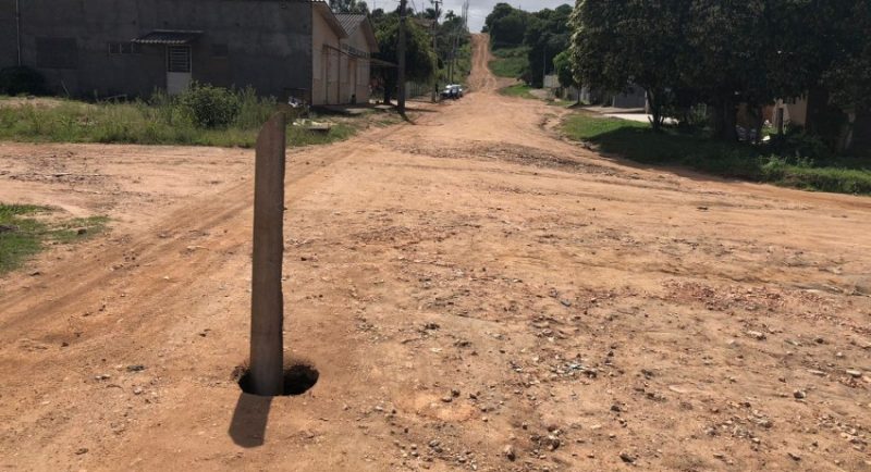 Moradores afirmam que o risco de acidentes é grande, principalmente no turno da noite. Imagens: Valério Weege/Acústica FM