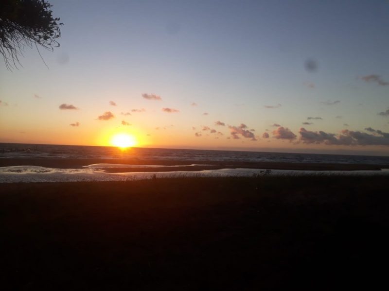 Imagem mostra o nascer do sol na praia do Areal em Camaquã. Foto: Gil Martins/Acústica FM