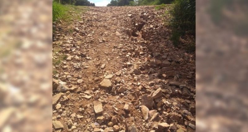 Moradores relatam as dificuldades de acesso que enfrentam no local. Foto: Ouvinte/Acústica FM