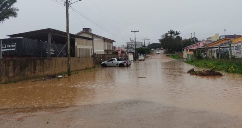 Vários pontos da cidade tiveram registros de alagamentos. Imagens: Fábio Lima, Valério Weege e ouvintes | Acústica FM