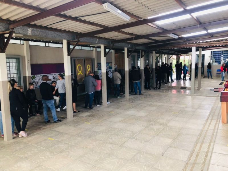 Imagem mostra fila de eleitores na escola Manoel da Silva Pacheco em Camaquã. Foto: Daniel Nunes | Acústica FM