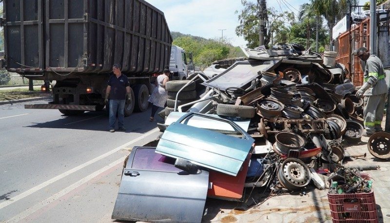 Cerca de 60 toneladas de sucatas automotivas sem registro foram apreendidas. Foto: Divulgação