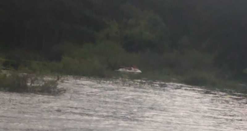 Imagem mostra buscas sendo efetuadas por Bombeiros junto da Barragem do Arroio Duro. Foto: Reprodução | Redes Sociais