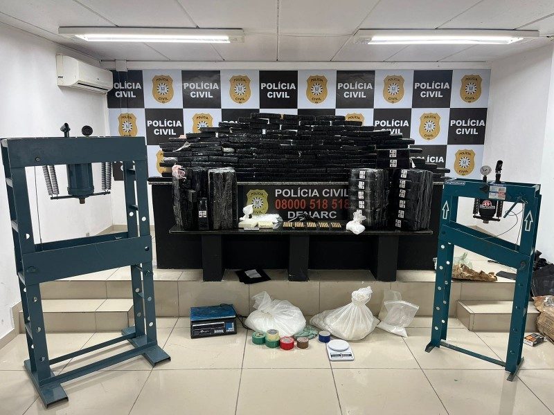 Apreendidas 4 prensas hidráulicas, cerca de 11 kg de cocaína,135 kg de maconha, balanças de precisão, armas e munições. Foto: Divulgação