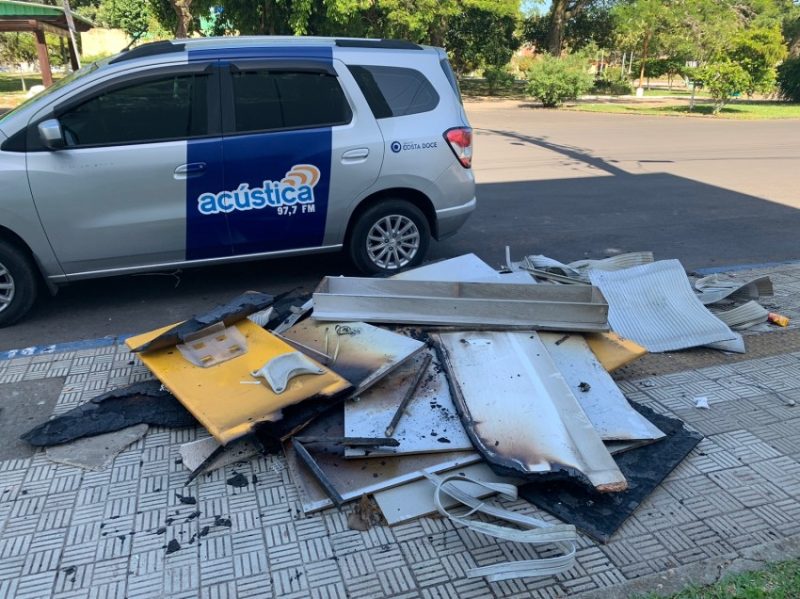 Destroços dos caixas eletrônicos começaram a ser removidos nesta terça-feira (27). Foto: Valério Weege | Acústica FM