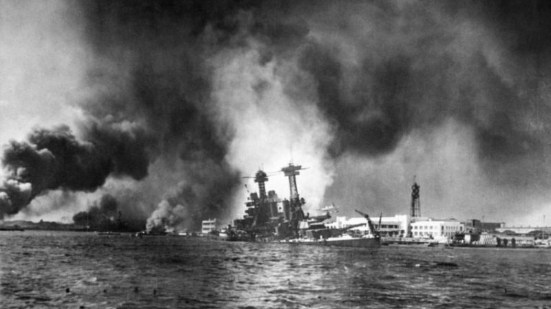 (1941) Frota americana em chamas após o ataque japonês a Pearl Harbor - AFP