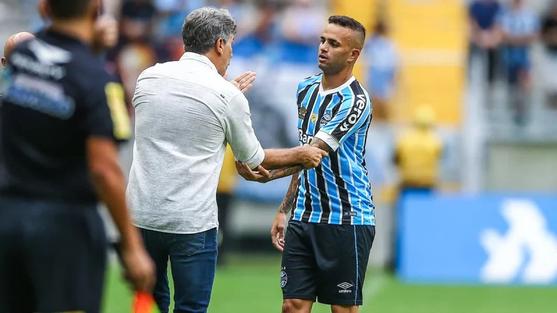 Imagem mostra Luan conversando com Luan de volta ao Grêmio? Jogador pode voltar aos planos do tricolor