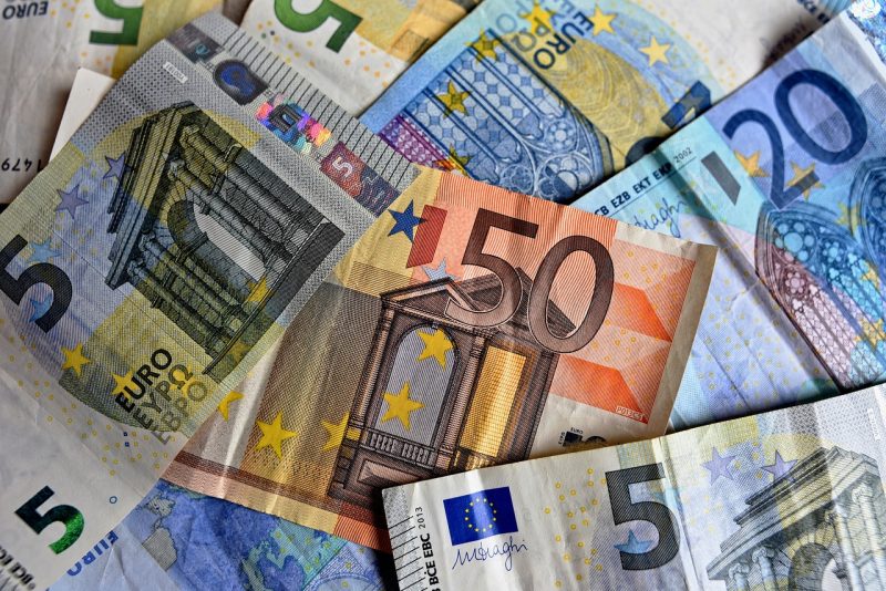 Hoje na história – 04 de janeiro – Euro faz sua estreia na Europa