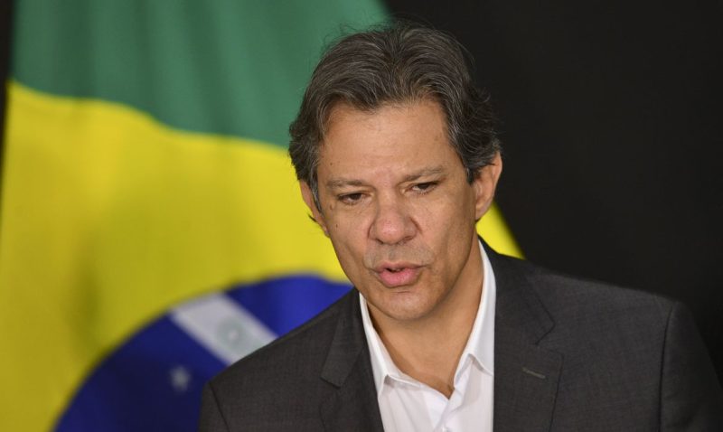 O ministro da Fazenda, Fernando Haddad, durante cerimônia de posse da ministra do Planejamento e Orçamento, Simone Tebet, no Palácio do Planalto.