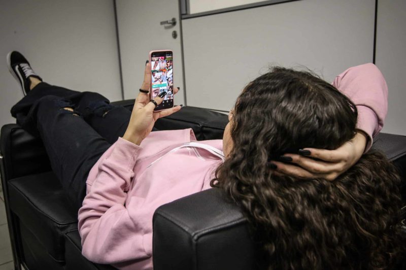 A estudante Júlia, mexe em seu celular. Sonhos das juventudes: políticas ajudam a potencializar trajetórias e criar oportunidades. Foto: Antônio Cruz/Agência Brasil