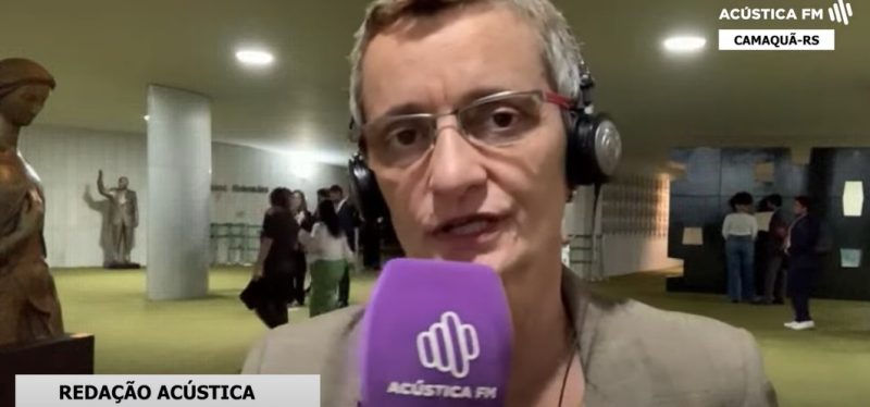 Repórter Márcia Paravizzi ao vivo no programa Redação Acústica