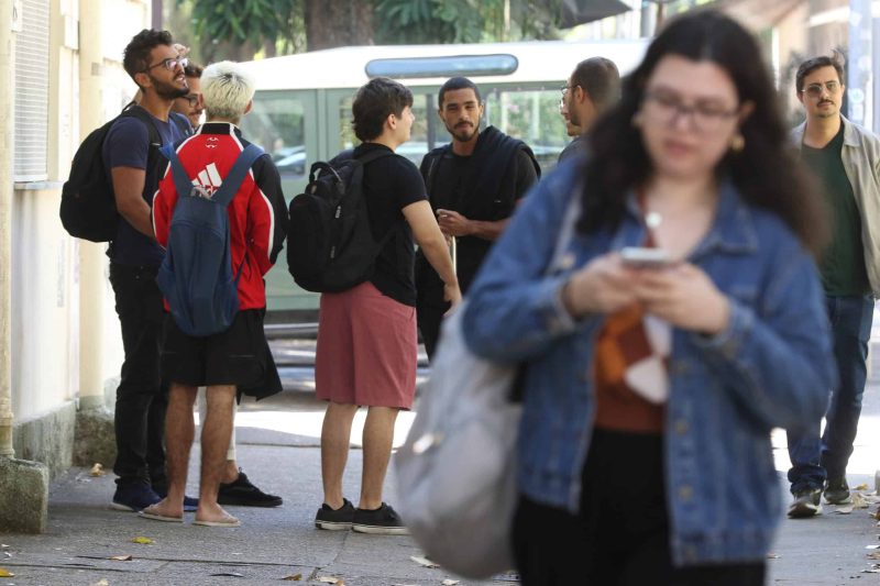 Quase 10 milhões de jovens sem ensino básico estão fora da escola