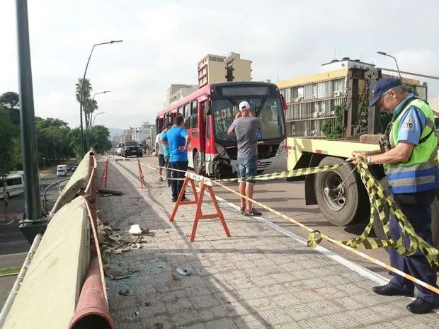 Ônibus bate em mureta de viaduto após motorista ser agredido em Porto Alegre